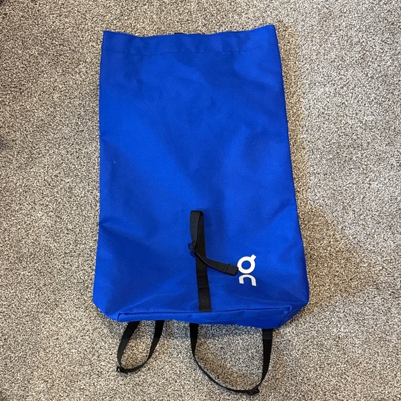On cloud bag - Picture 1 of 2